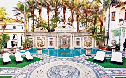 Como suas criações, a mansão do falecido Gianni Versace é extraordinariamente extravagante -- e caríssima