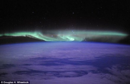 A 220 quilômetros da superfície da Terra, a bordo da Estação Espacial Internacional, a imagem maravilhosa da aurora boreal, também conhecida como as luzes do norte
