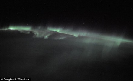 O coronel Douglas Wheelock, da Nasa, comemorou seu Tweet de número 100 com esta foto da Aurora Boreal, tirada a partir da Estação Espacial Internacional