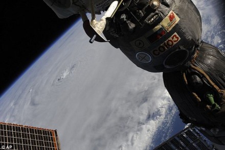 Foto publicada pelo astronauta em 31 de agosto de 2012, mostrando o furacão Earl. O centro da tempestade pode ser visto no lado esquerdo. Em primeiro plano, acoplada à Estação Espacial Internacional, a nave russa Soyuz