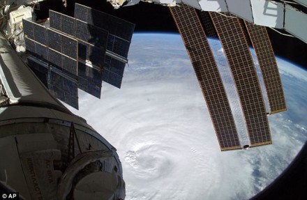 O olho da tempestade, bem abaixo da ISS: o furacão Earl, segundo em intensidade no Atlântico, em 2012