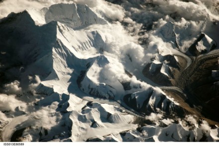 "Chomolungma" -- o colossal Monte Everest se apequena lá de cimao